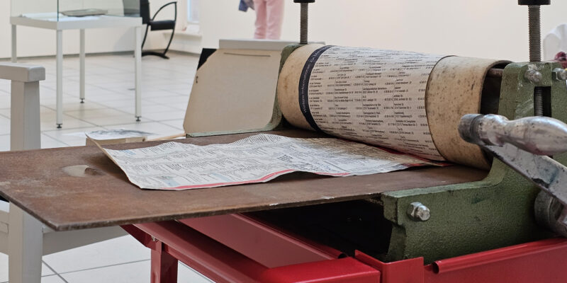 Bild zeigt eine Druckwalze mit bedrucktem Papier.