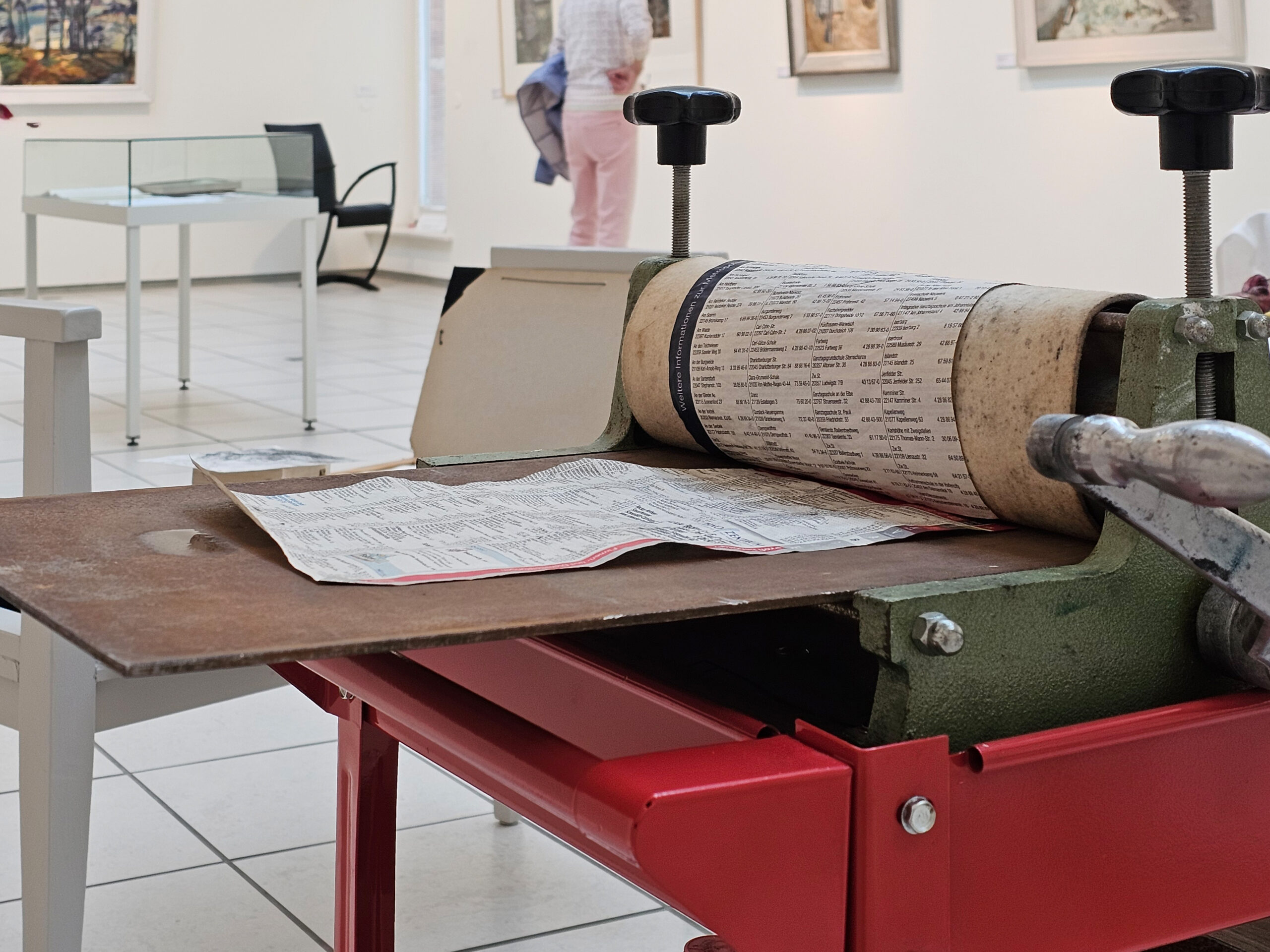 Bild zeigt eine Druckwalze mit bedrucktem Papier.